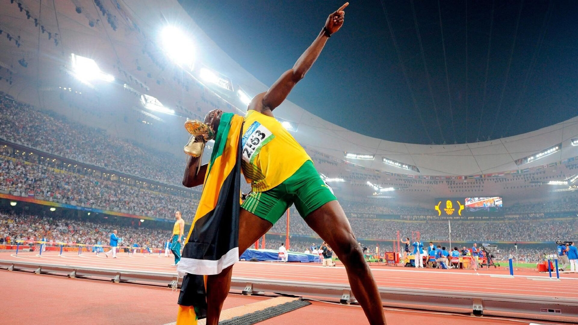 赛场出现争议画面引发回放系统是否全面启用的讨论，赛场观众